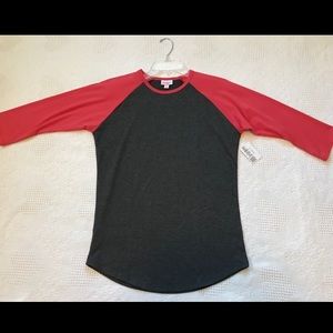 Soft comfortable T-shirt with raglan 3/4 sleeves pairs with jeans or leggings